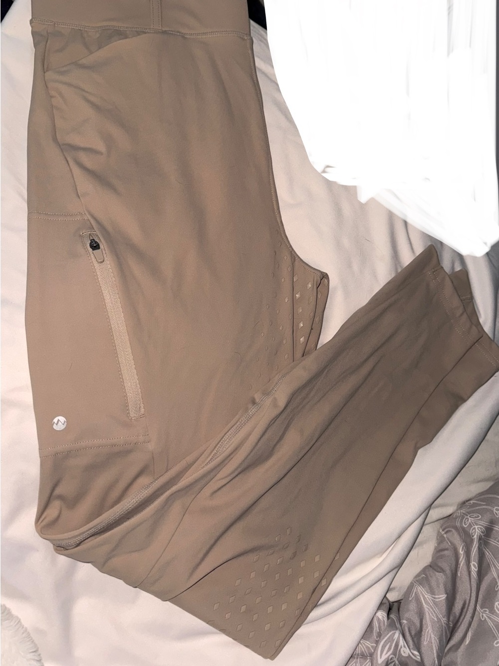 Womenโs full seat silicone breeches riding pants